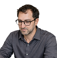 Artur Karapetyan, fondateur de SimpleWebs, développeur web avec lunettes